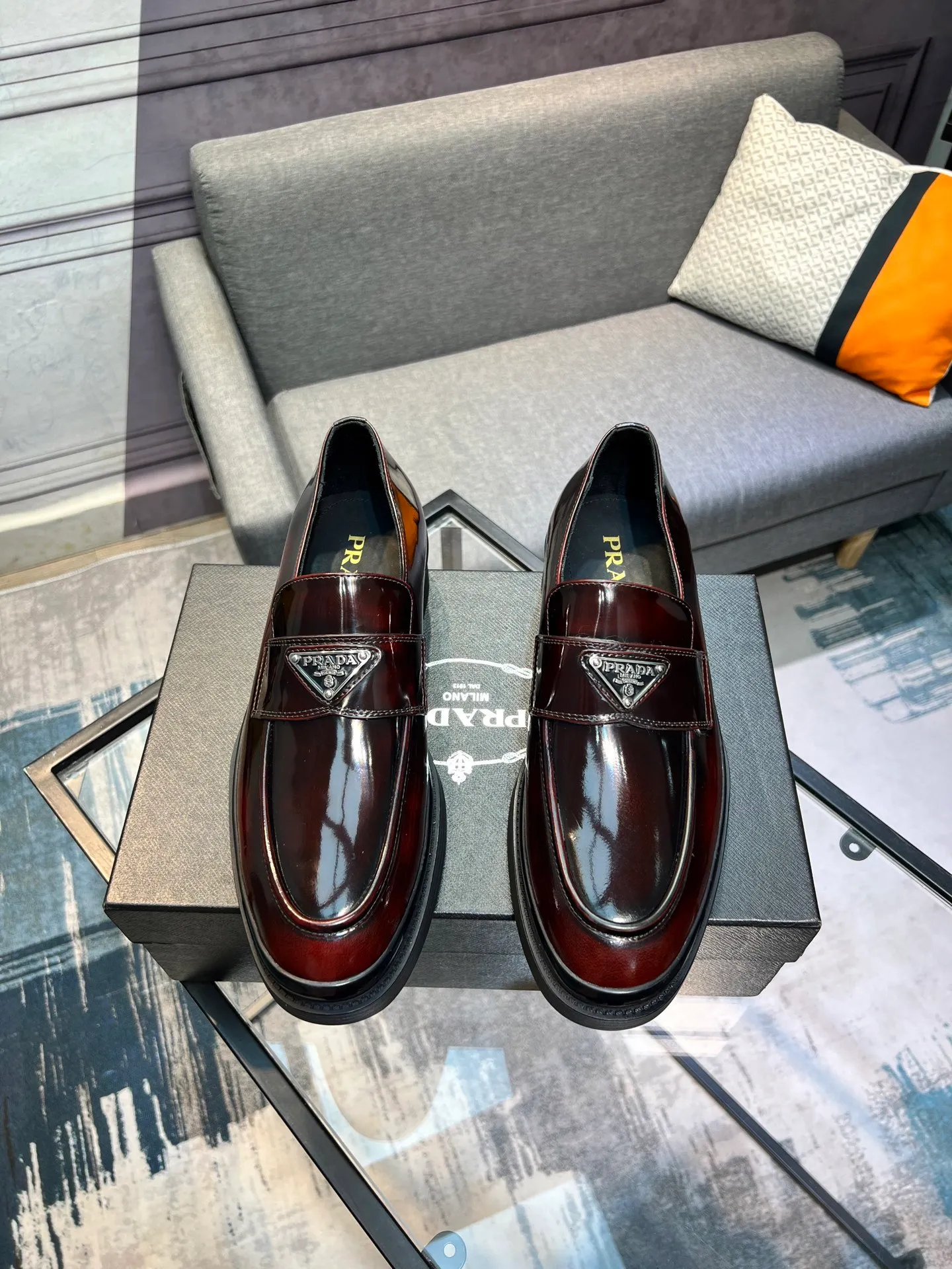 Men's clothing and shoes 💰860 Prada/Prada's new glossy leather loafers are made of open-edge beaded uppers imported from Italy, slip-on loafers style, large piece splicing design, durable and non-deforming, heavy-duty construction, exquisite mark stitching, same material ribbon decoration, blending classic and modern styles, lining with dyed calfskin, standard PRADA logo cowhide feet, original ultra-light matte texture and embossed leather outsole, light and not tired, excellent shock absorption effect, full foot comfort! Size: 39-44 (customized at 38.45)